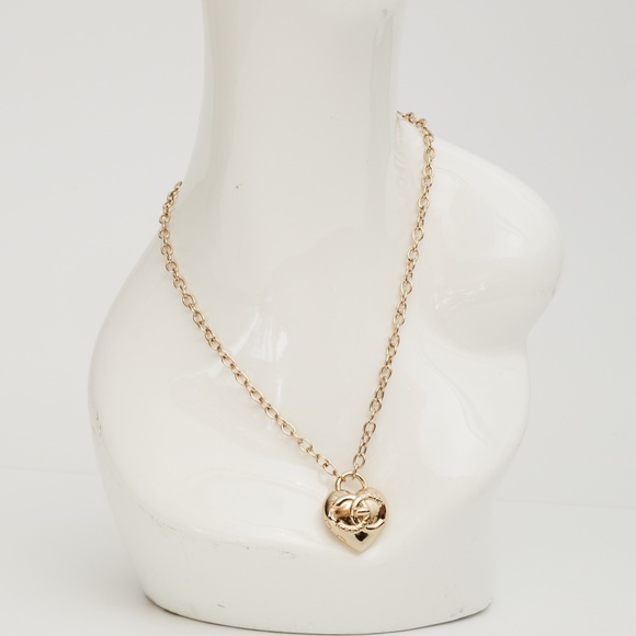 CHANEL LIGHT GOLD HEART LOCKET NECKLACE 2022 - Picture 6 of 7